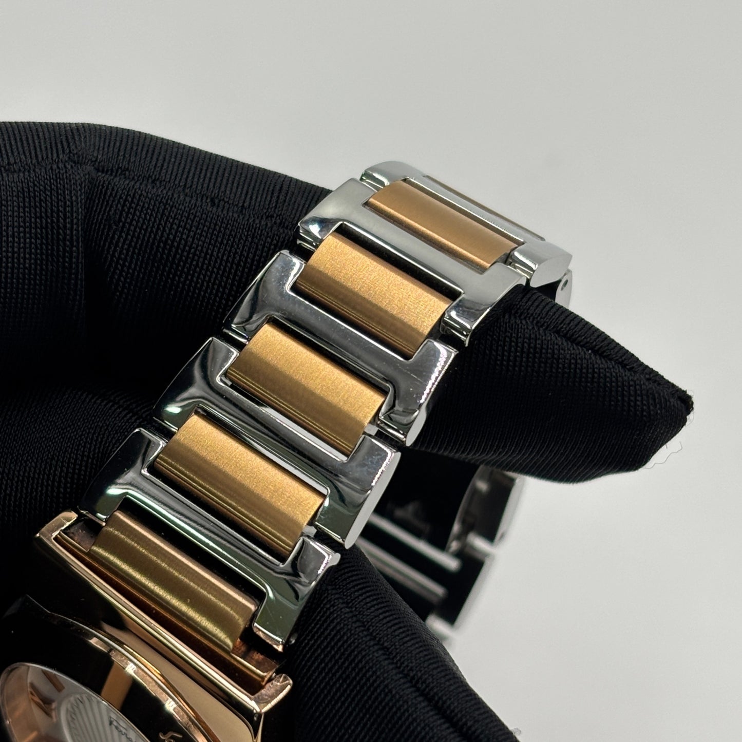 未使用 美品 Salvatore Ferragamo サルバトーレフェラガモ レディース 腕時計 【C5583-60】
