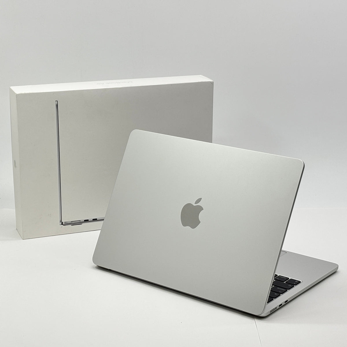 新品同様 美品 バッテリー最大容量100% Apple MacBook Air 13インチ 2022 M2 8GB 256GB シルバー MLXY3J/A 【C8915-80】