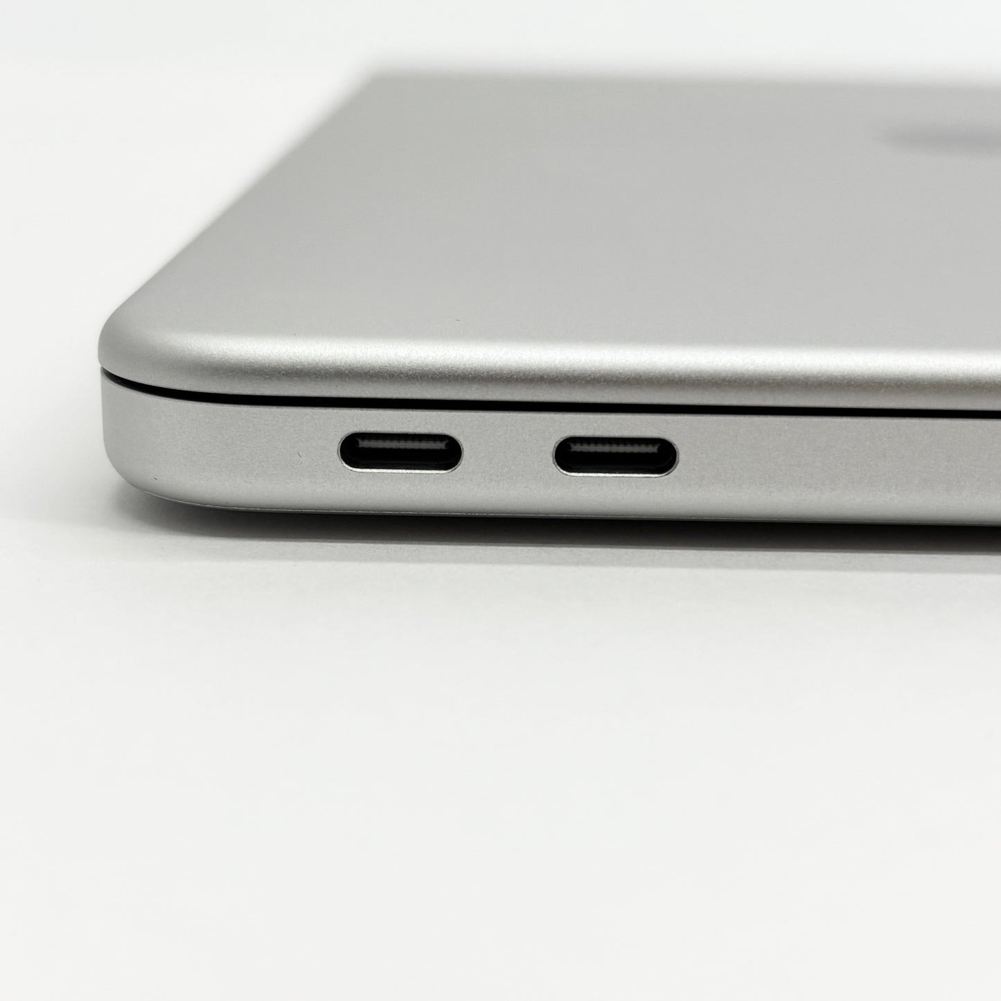 美品 新品同様 Apple MacBook Neo 13インチ Apple A18 Proチップ 6コア 8GB SSD 256GB シルバー MHFA4J/A バッテリー最大容量100%【C8700-80】
