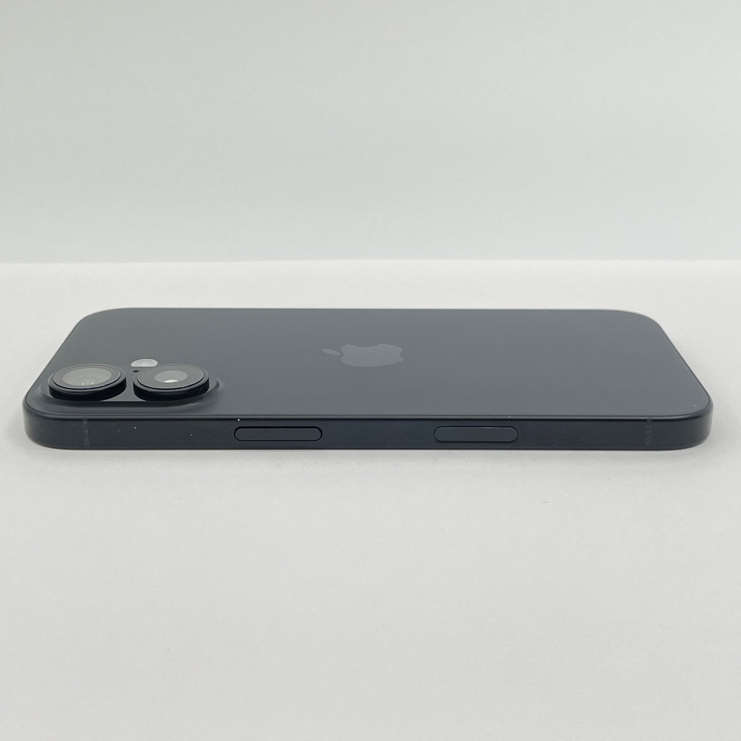 Apple iPhone 16 128GB ブラック SIMフリー MYDQ3J/A バッテリー最大容量100% 限定保証あり【C6586-C】