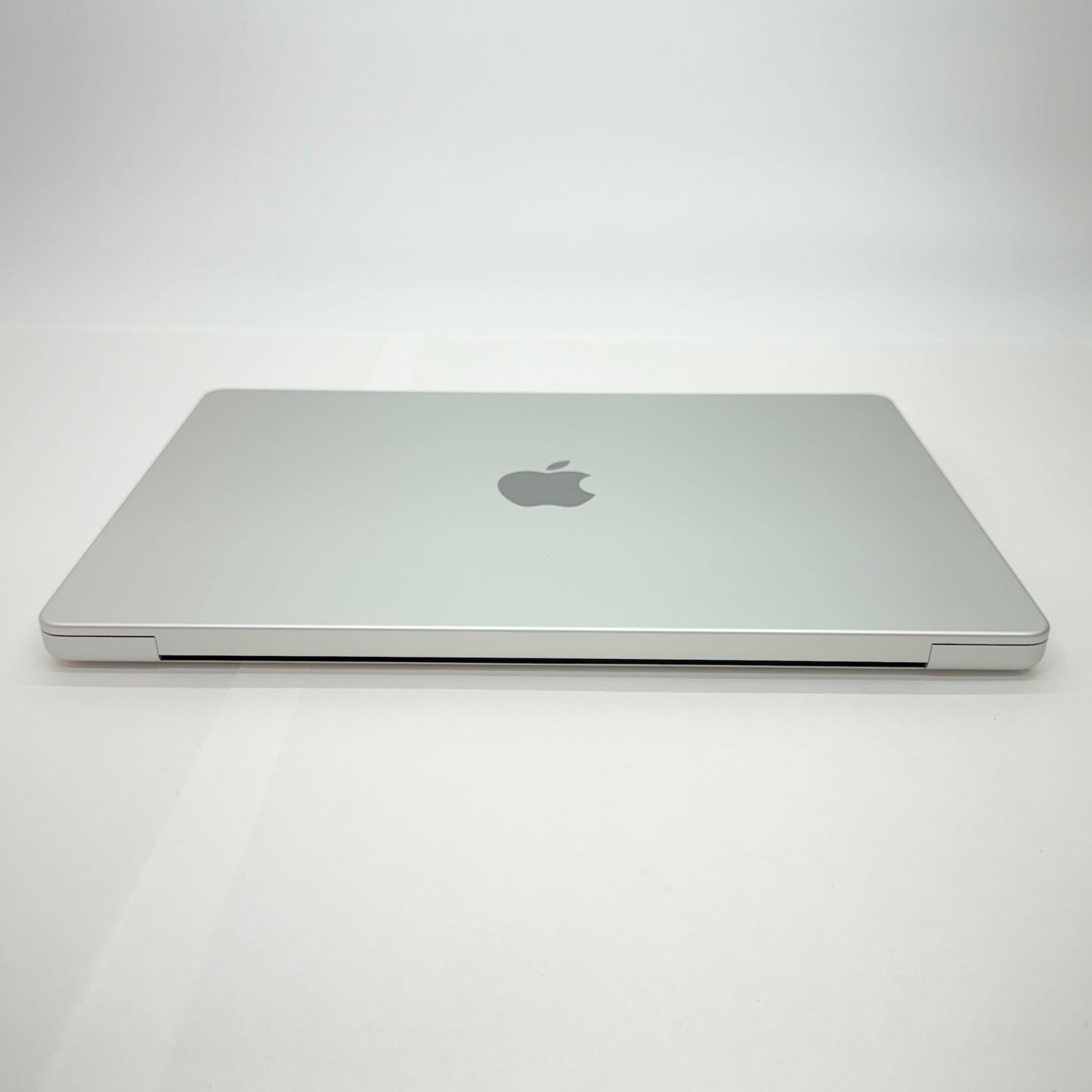 新品同様 美品 Apple MacBookPro 14インチ M5 10コアCPU 10コアGPU  24GB 1TB Nano-textureガラス搭載 シルバー 限定保証 有効期限：2026年10月27日【C5327-80】