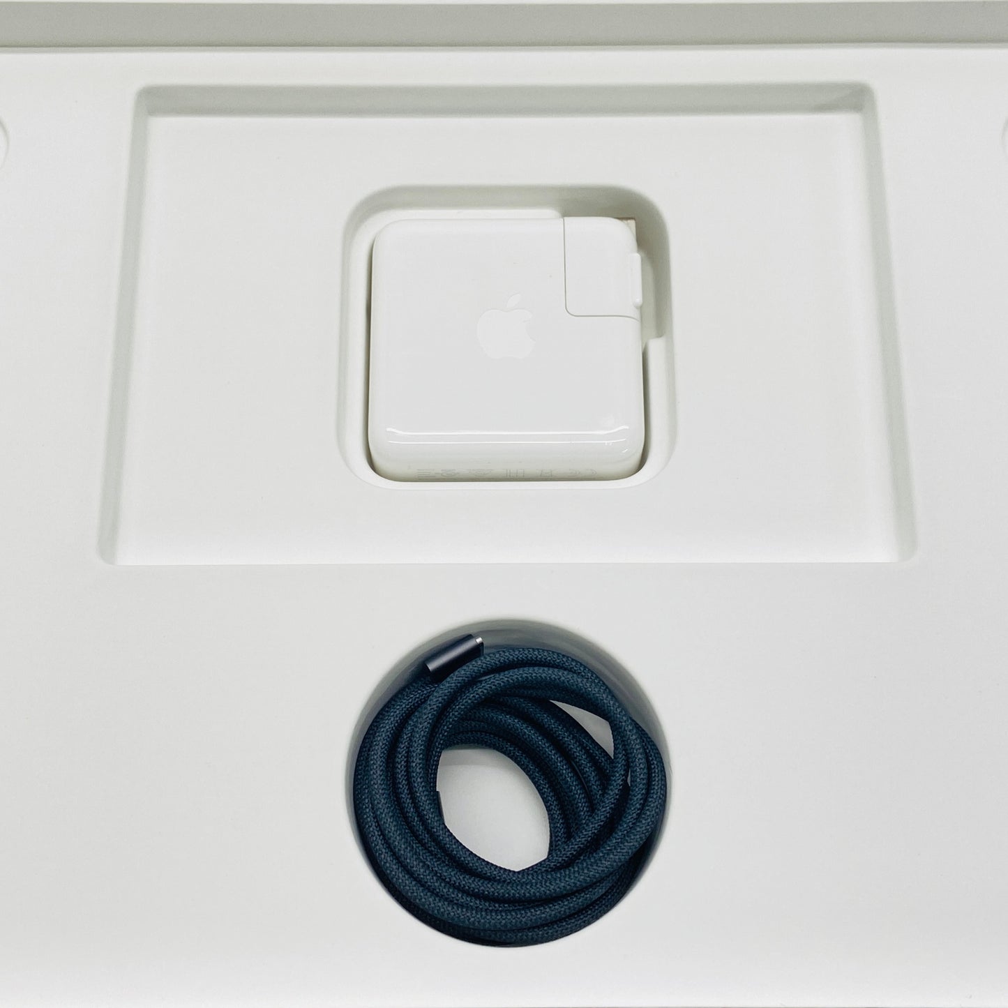 新品同様 美品 Apple MacBook Pro 14インチ M4 2024 MW2U3J/A 16GB SSD 512GB 充放電回数6回 バッテリー最大容量100% 付属品完備【C7909-80】