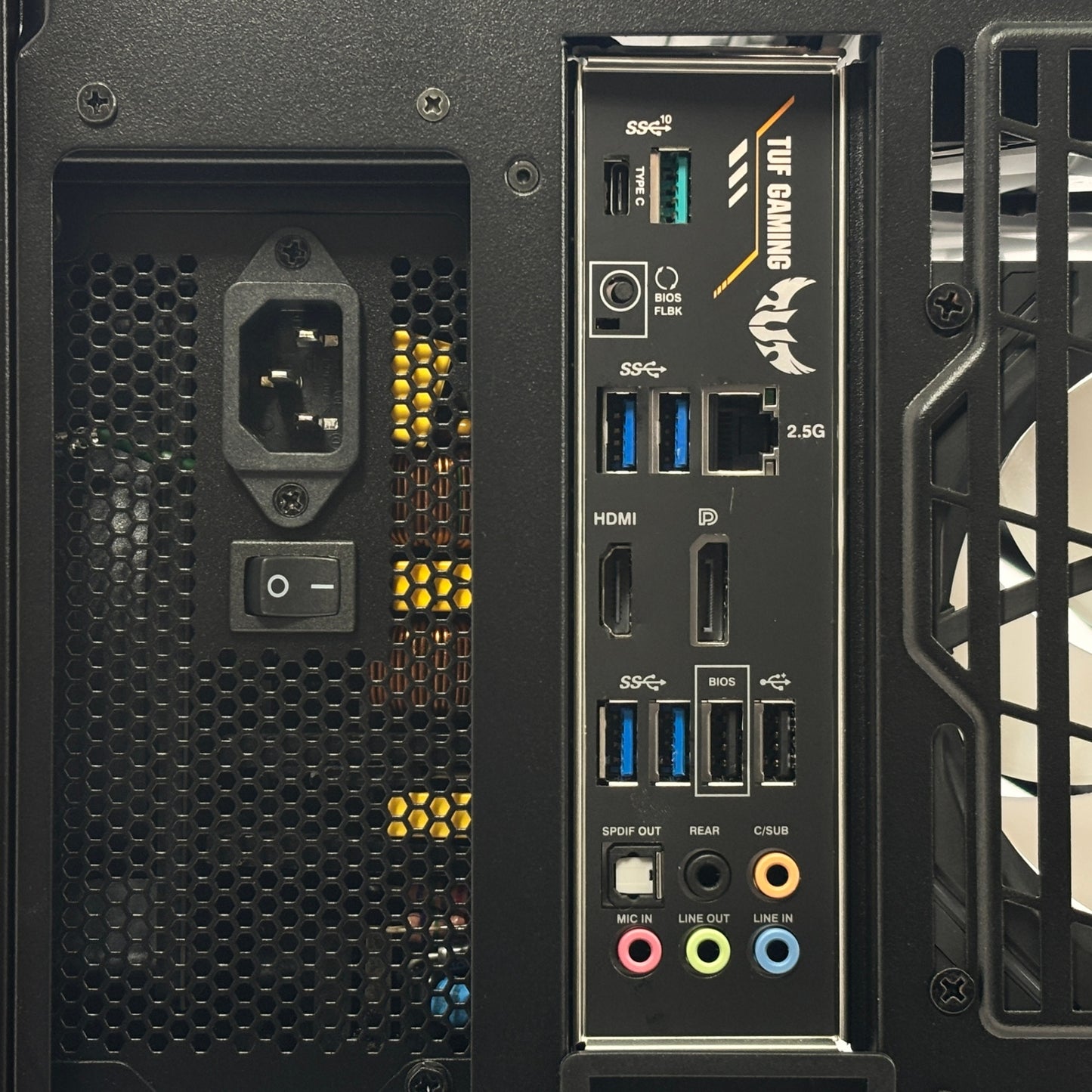 美品 ピラーレス自作ゲーミングPC Ryzen 7 5700X 32GB nvmeSSD2TB Radeon RX 9060 XT Windows11 Home【C8511-140】