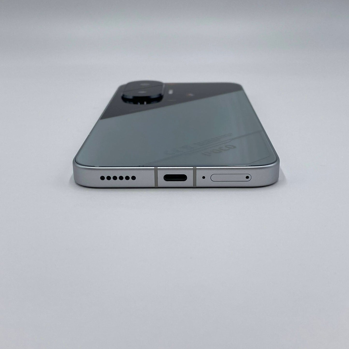 美品 Xiaomi POCO F7 シルバー 12GB RAM 256GB ROM 国内版 【C4733-60】