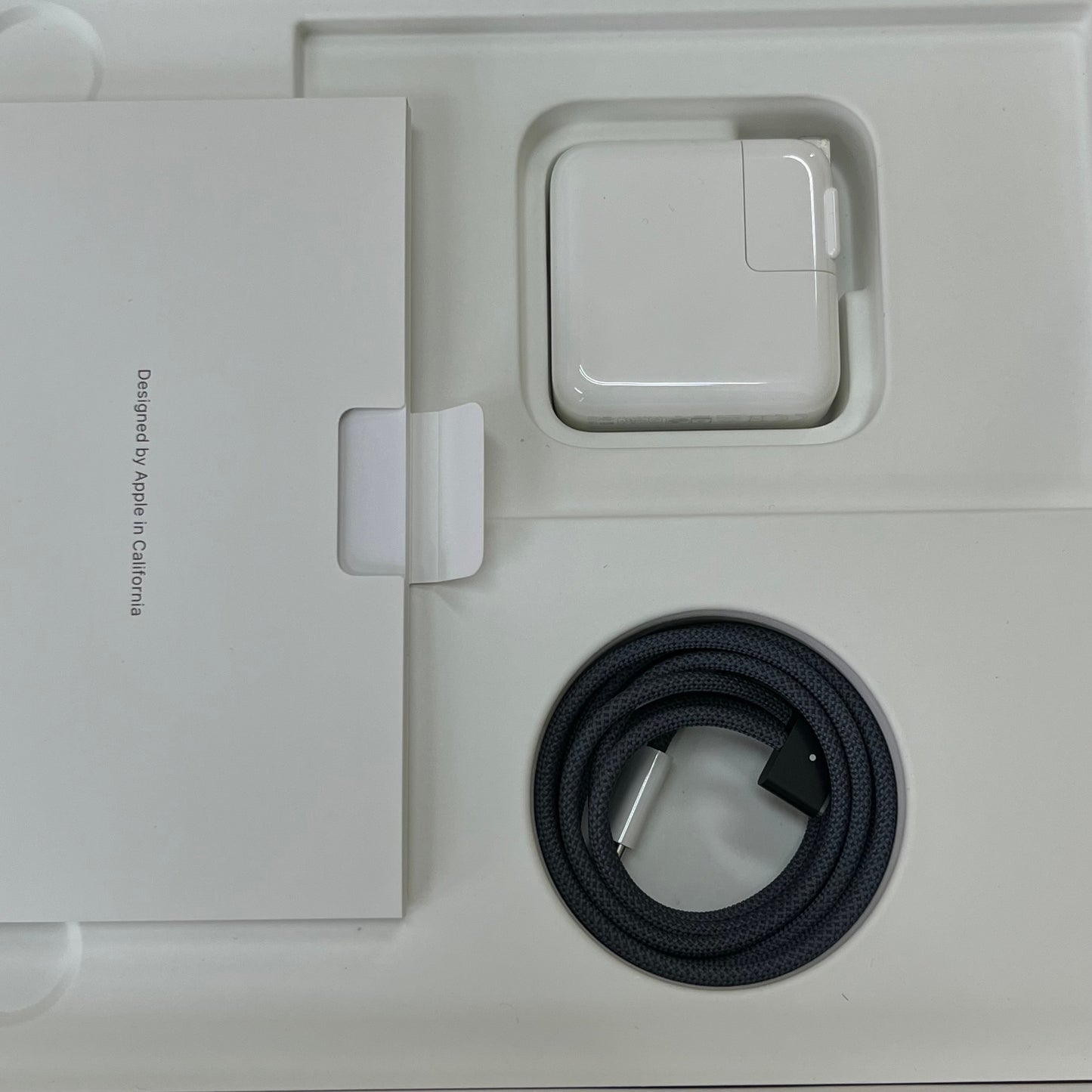 新品同様 美品 Apple MacBook Air Early2025 13インチ M4 16GB 256GB MW123J/A 充放電回数3回 バッテリー最大容量100%  限定保証 有効期限：2026年5月【C5330-80】