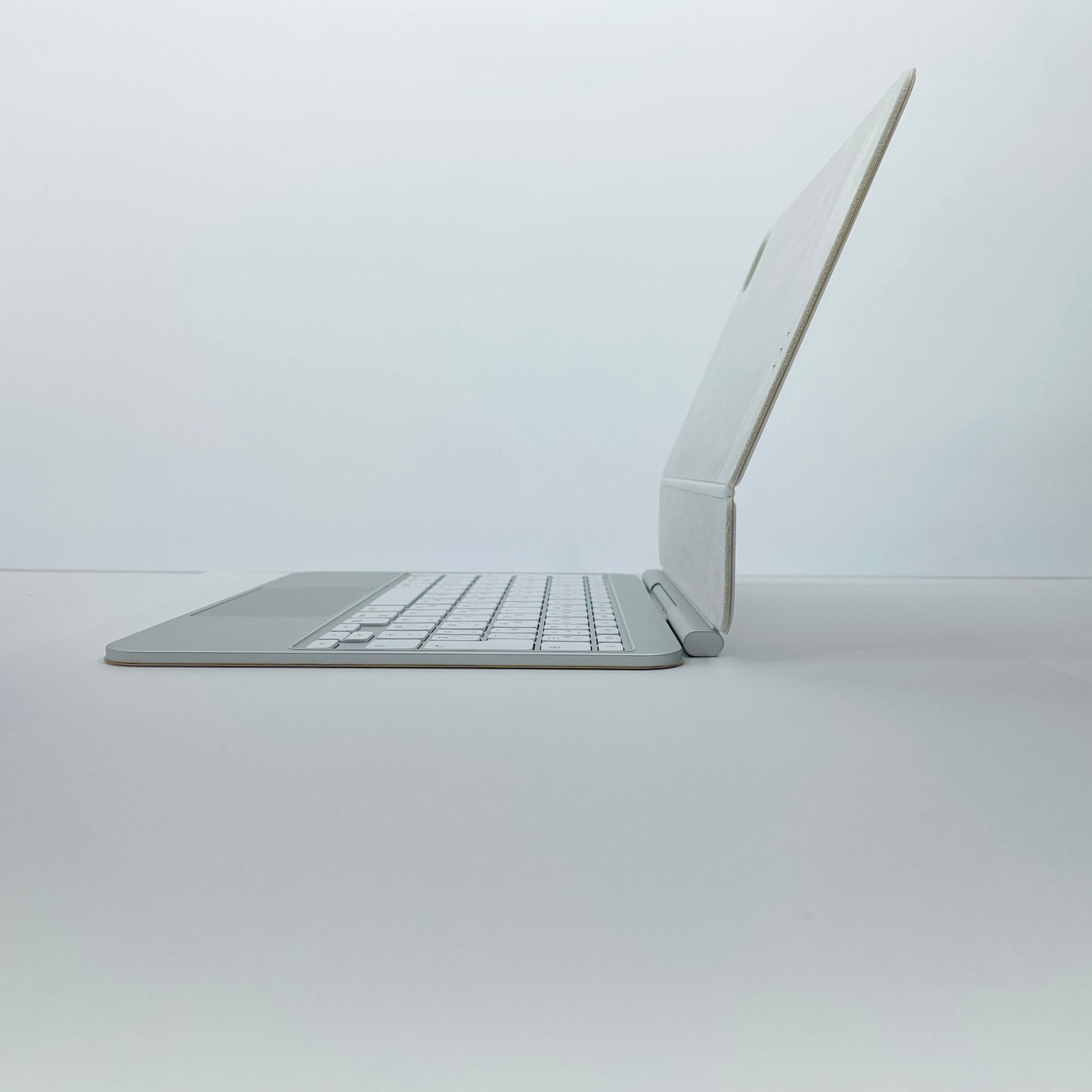 Apple 11インチiPad Pro（M4）用Magic Keyboard 日本語 MWR03J/A（ホワイト）【C4654-60】