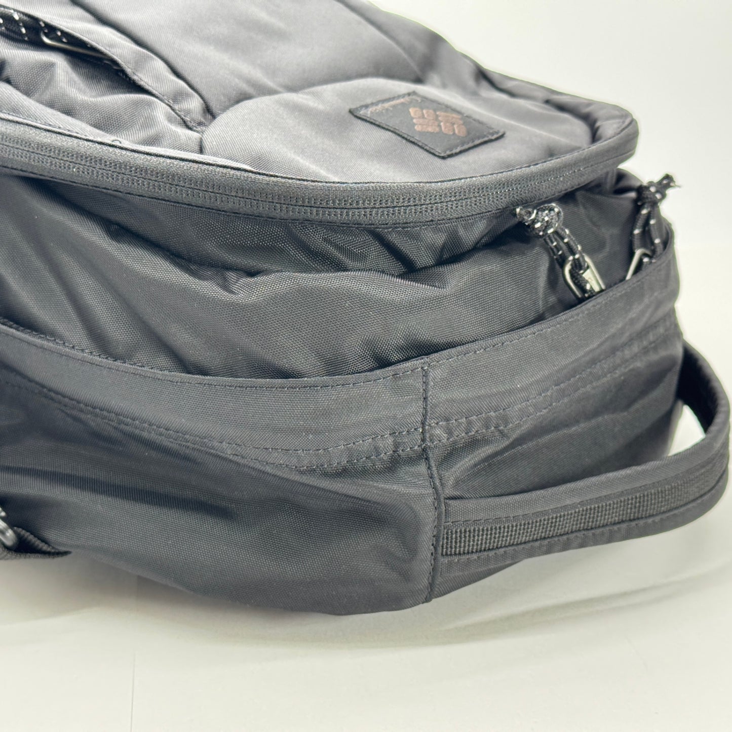 美品 Columbia コロンビア パナシーア 33L バックパック - 通勤・通学から旅行まで使える軽量・大容量の万能リュック【C8026】