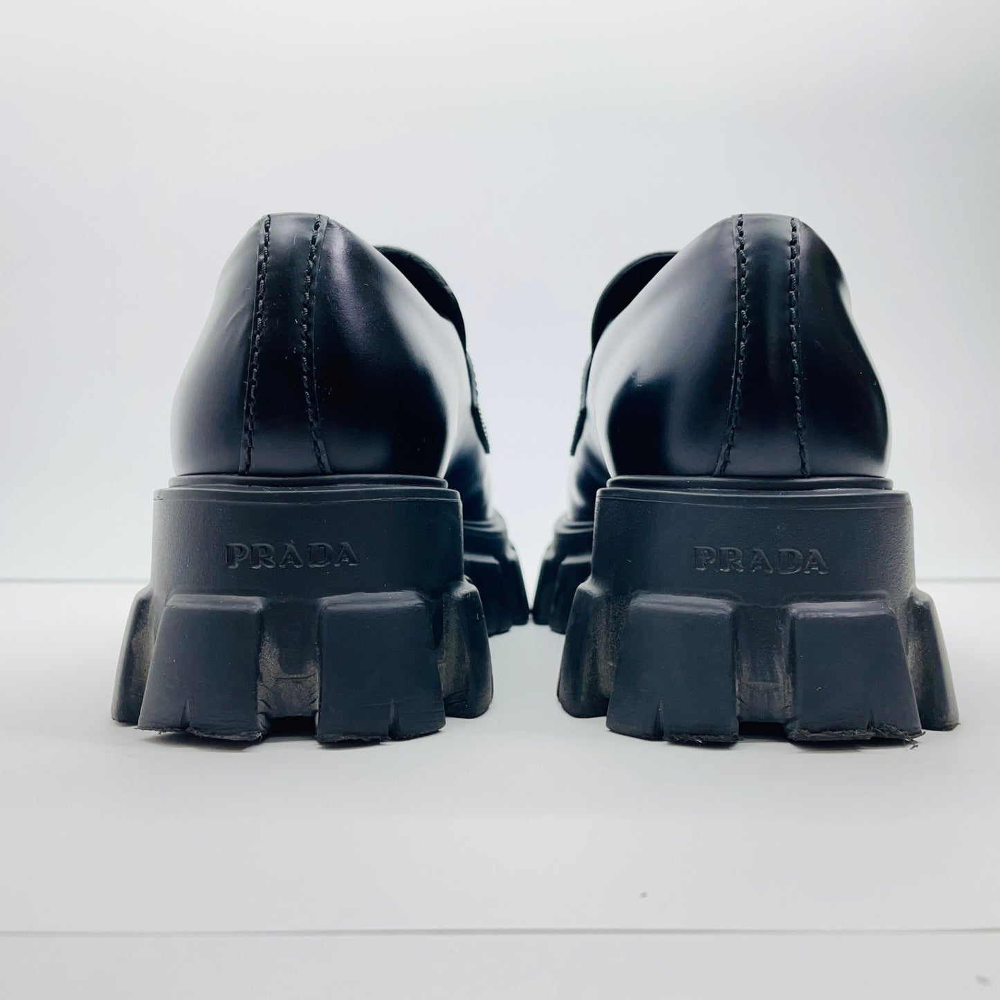 美品 PRADA プラダ ローファー モノリス ブラッシュドレザー サイズ：7.5（26.5cm相当）【C4597-100】