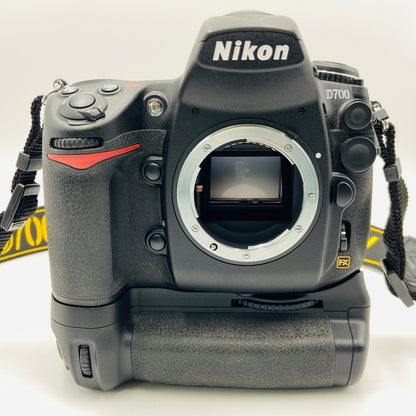 Nikon D700 ボディ　Nikon MB-D10 マルチパワーバッテリーパック付属　【C4305-80】