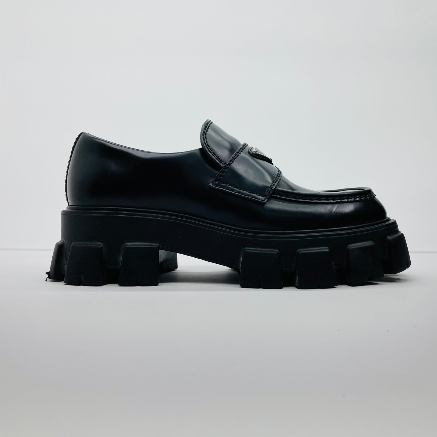 美品 PRADA プラダ ローファー モノリス ブラッシュドレザー サイズ：7.5（26.5cm相当）【C4597-100】