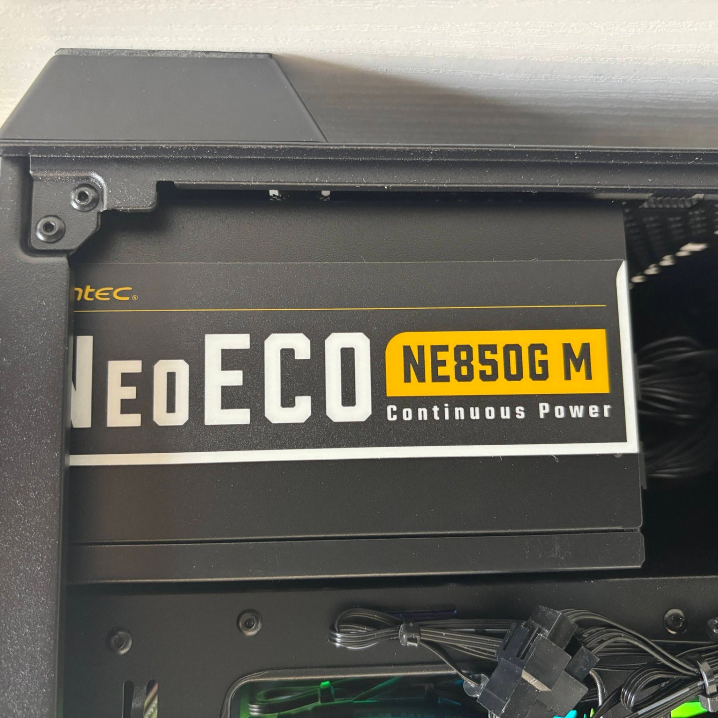 美品 自作PC ゲーミングPC Ryzen 7 9800X3D 8コア 32GB RX9060 XT 16GB SSD2TB 電源ユニット：NeoECO Gold NE850G M 【C8702-140】