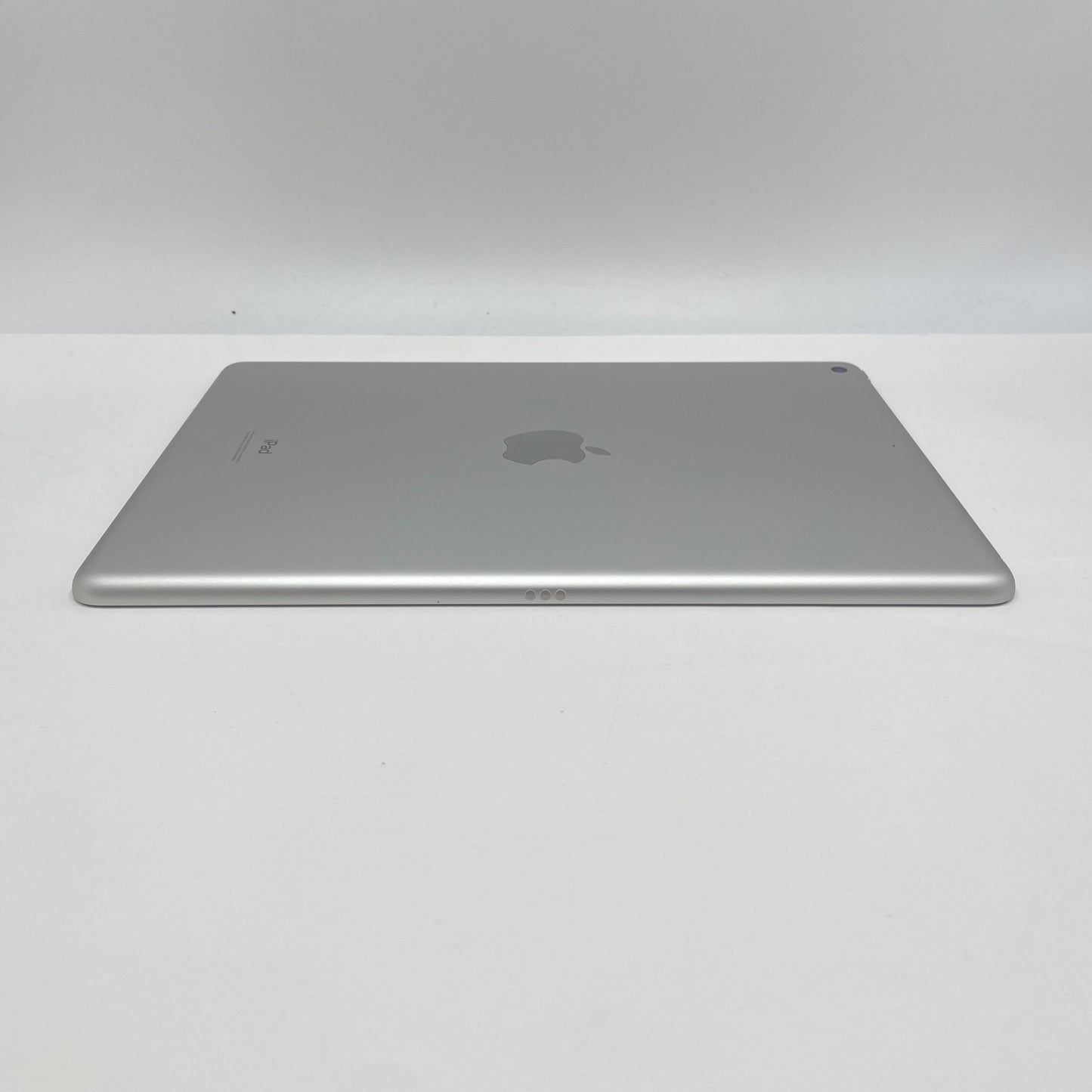美品 Apple iPad 第9世代 MK2L3J/A 64GB WI-FI 10.2インチ 2021年 バッテリー最大容量93%【C6210-60】