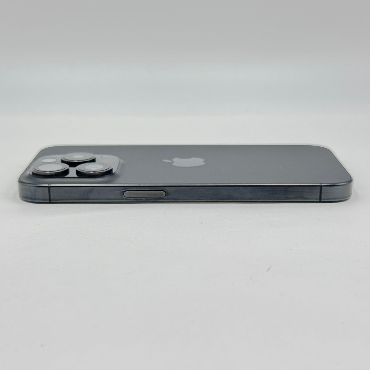 美品 物理デュアルSIM iPhone15 Pro A3104 MTQ83CH/A 256GB ブラックチタニウム 中国版 SIMフリー シャッター音なし【C50-C】