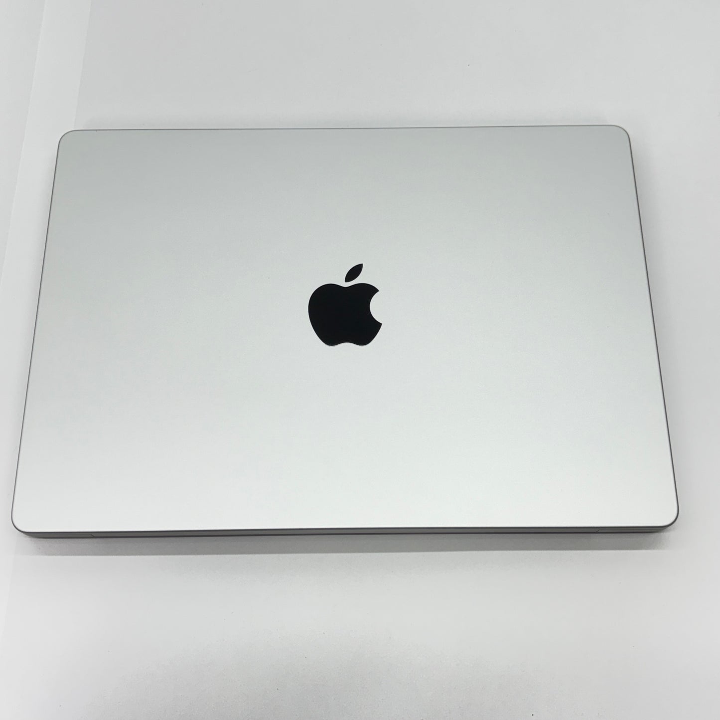美品 新品同様 MacBook Pro Touch ID 14インチ (Late 2021) Apple M1 Pro 8コア 16GB SSD 512GB シルバー MKGR3J/A バッテリー最大容量99%【C5448-80】