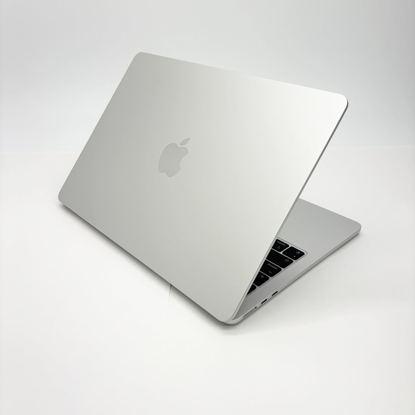 美品 Apple MacBook Air 13インチ  2025 M4 16GB 256GB MW0W3J/A シルバー　充放電回数258回 バッテリー最大容量94%【C6781-80】