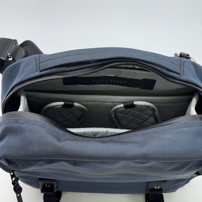 美品 BLACK EMBER ブラックエンバー GRIP-SLING ネイビー ショルダーバッグ カメラインサートREV HOOK V-BUCKLE STRAP付き【C7546】