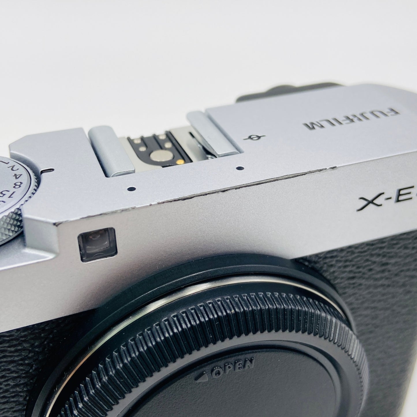 富士フイルム FUJIFILM X-E4 ボディ 元箱付属品完備＋別売り純正サムレスト付き	【C4134-60】