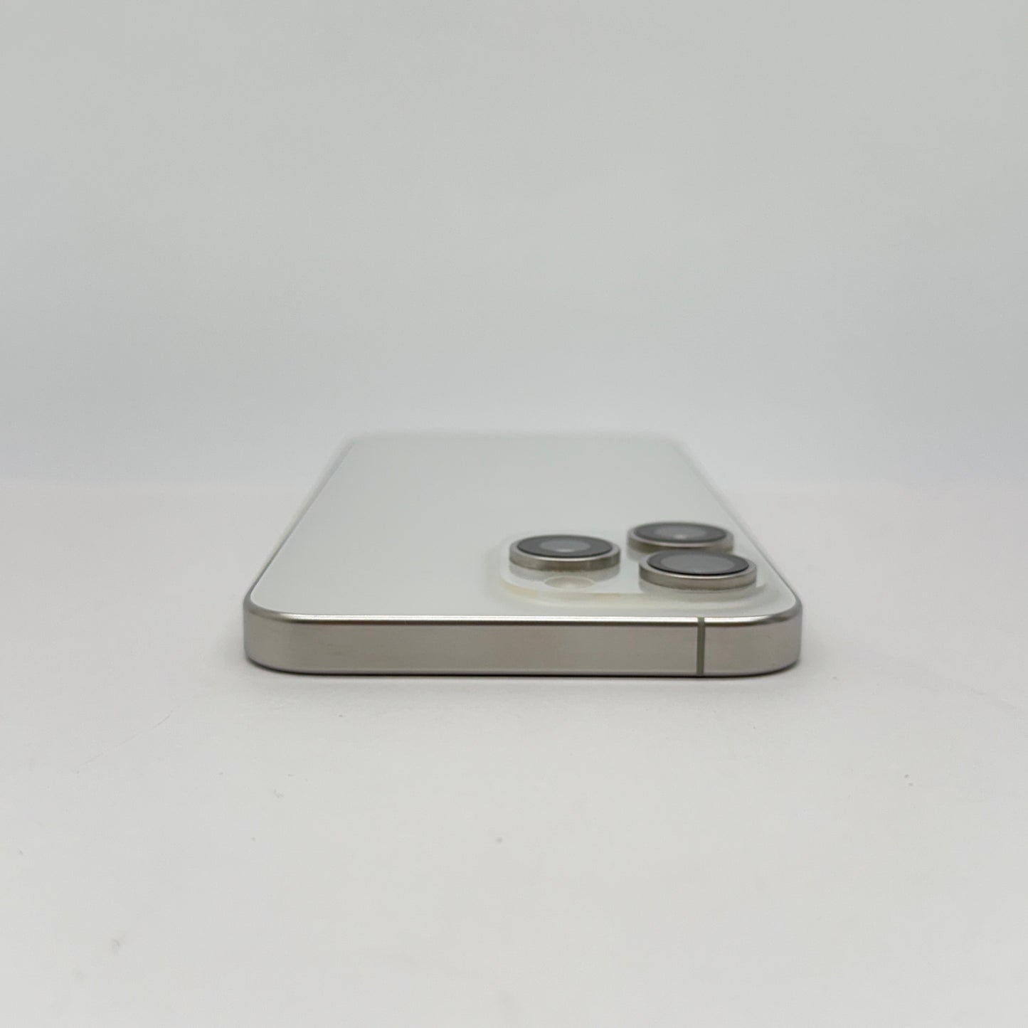美品 SIMフリー iPhone 15 Pro Max 256GB MU6Q3J/A バッテリー最大容量89% ホワイトチタニウム【C7799-C】