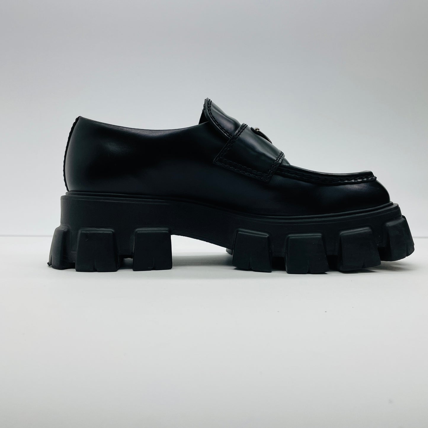 美品 PRADA プラダ ローファー モノリス ブラッシュドレザー サイズ：7.5（26.5cm相当）【C4597-100】