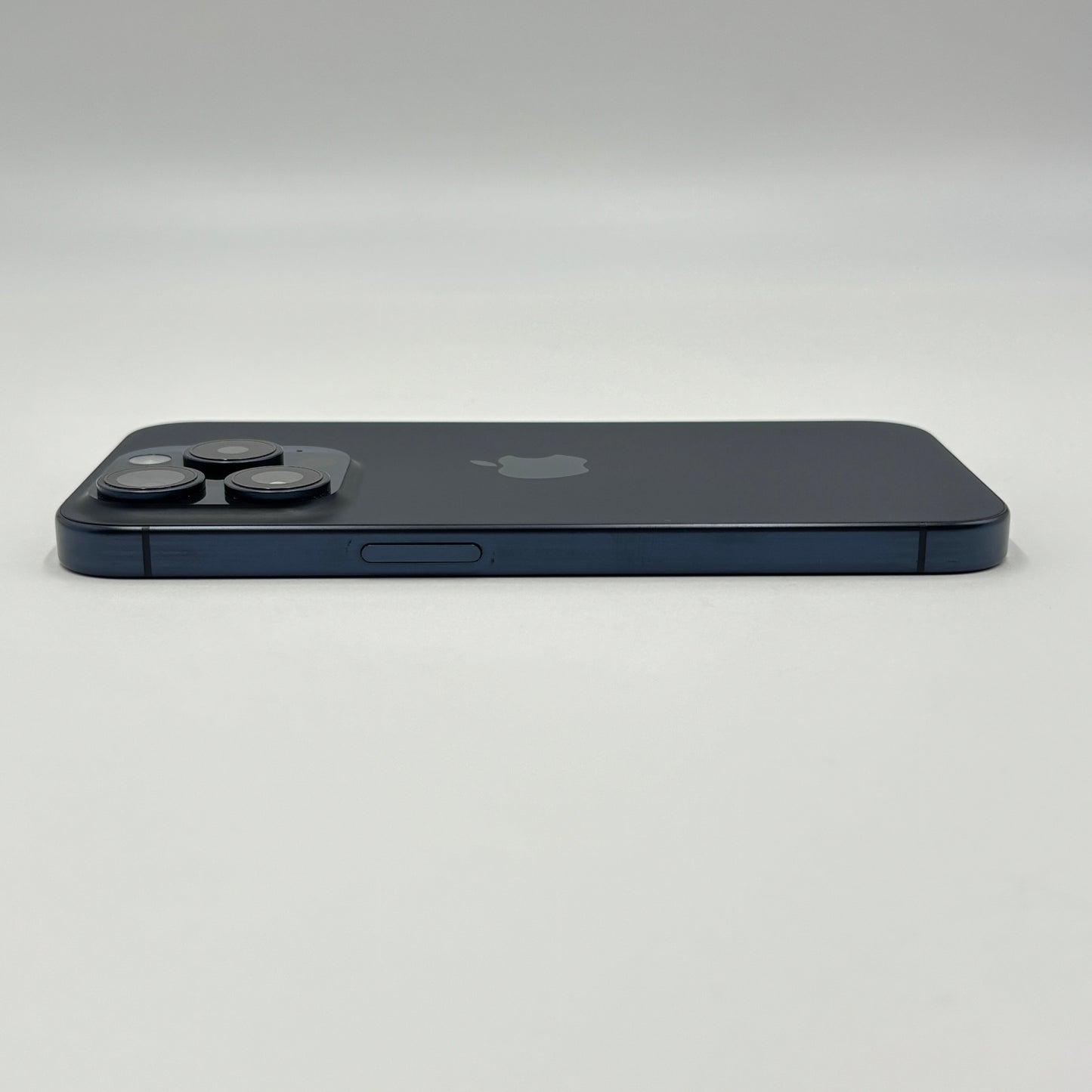 美品 iPhone 15 Pro 256GB SIMフリー NTUG3J/A ブルーチタニウム 充放電回数194回 最大容量99%【C6780-C】