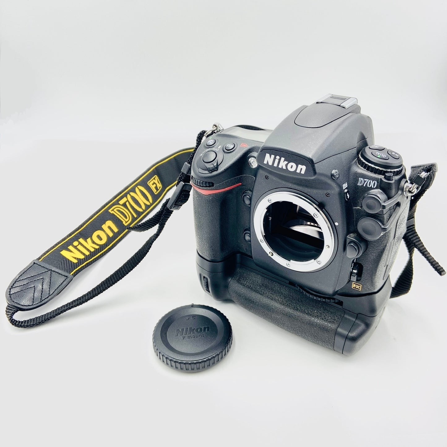 Nikon D700 ボディ　Nikon MB-D10 マルチパワーバッテリーパック付属　【C4305-80】