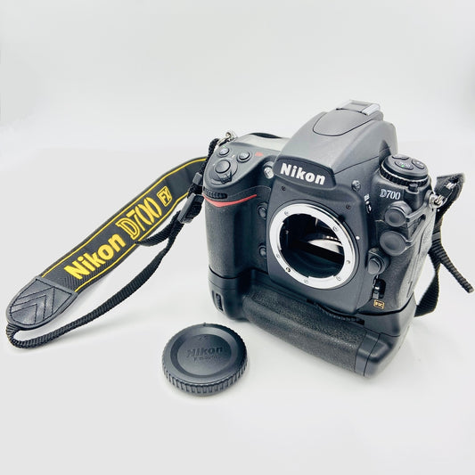 Nikon D700 ボディ　Nikon MB-D10 マルチパワーバッテリーパック付属　【C4305-80】