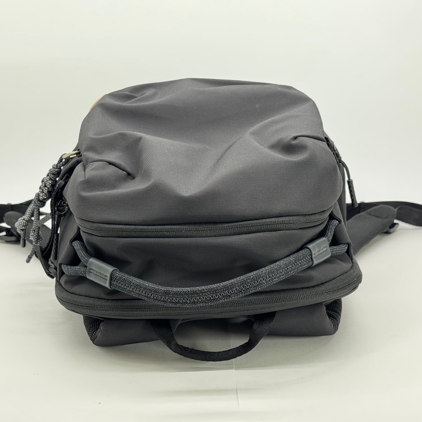 美品 OneGo Lite Backpack 22L (マットブラック) カメラバッグ 多機能バックパック【C7562】