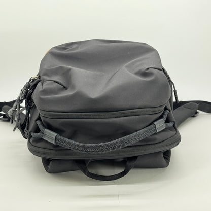美品 OneGo Lite Backpack 22L (マットブラック) カメラバッグ 多機能バックパック【C7562】