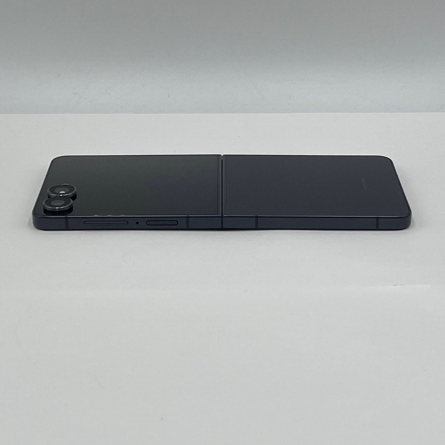 美品 Samsung サムスン Galaxy Z Flip7 256GB SM-F766Q バッテリー性能良好(80%以上) 国内版【C6238-C】