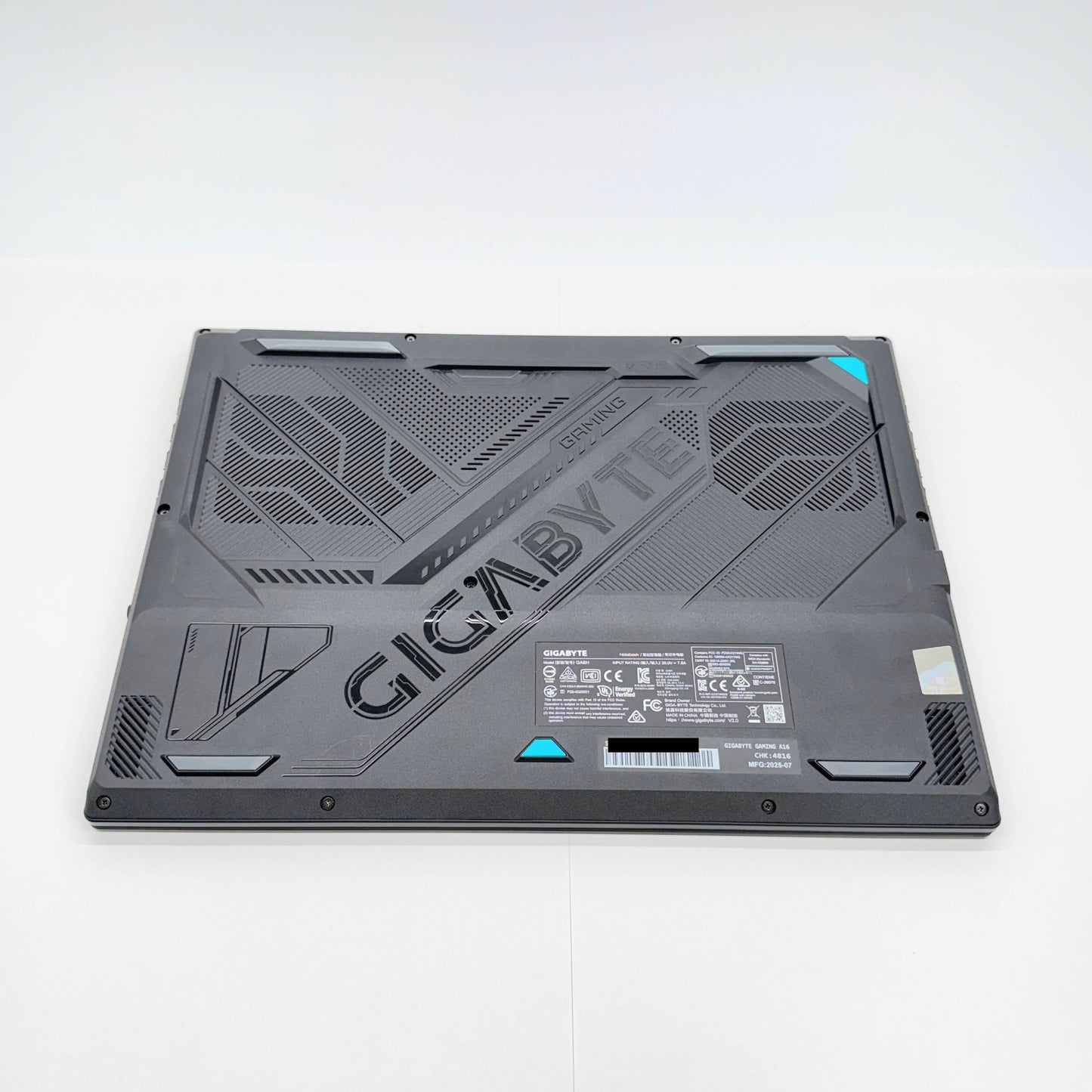 美品 GIGABYTE GAMING A16 i7 13620H 16GB RTX5060 Laptop SSD 1TB Windows11 Home バッテリー最大容量100% 付属品完備【C7821-80】