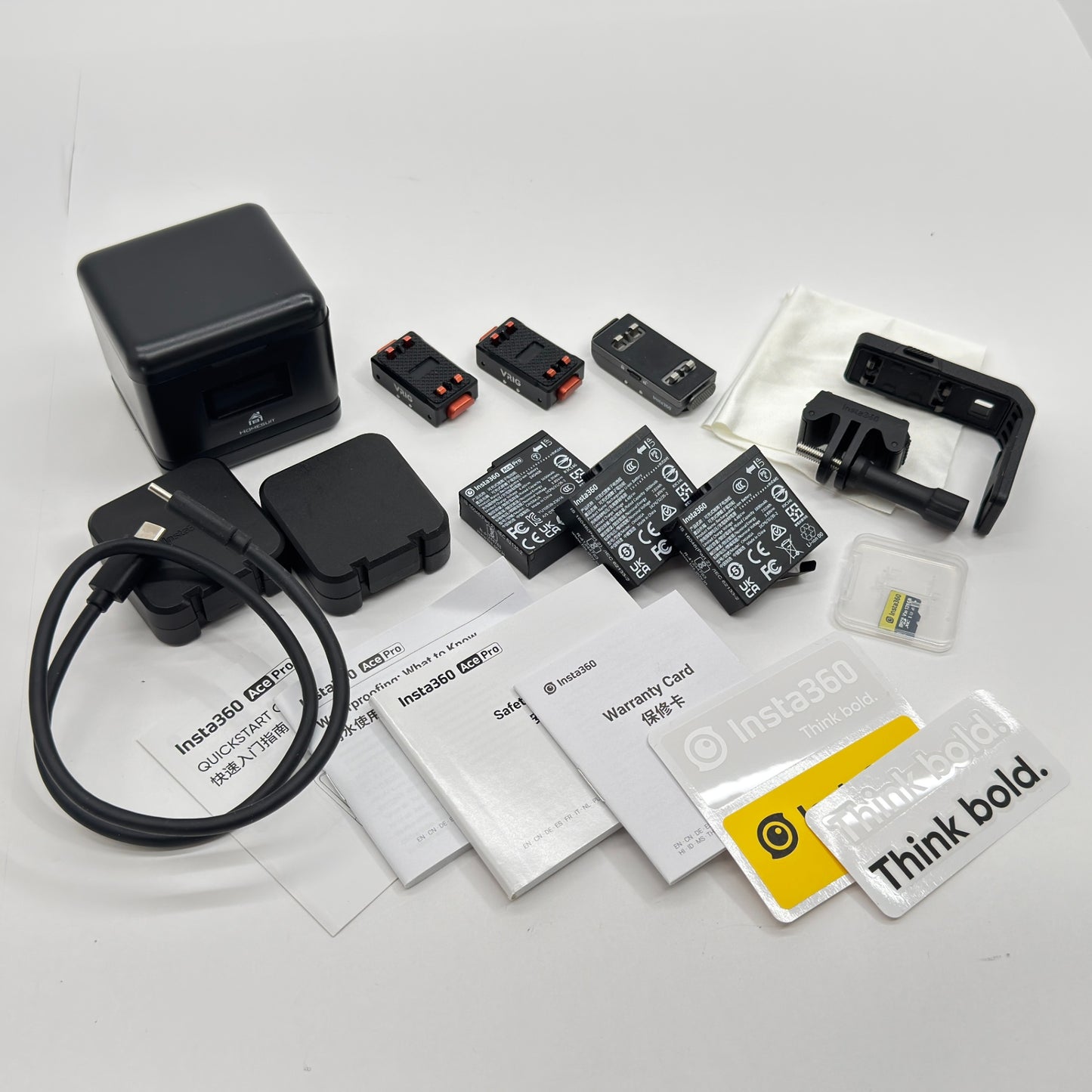 美品 Insta360 Ace Pro ブラック アクションカメラ 付属品多数あり バッテリー3つ付き【C6973-60】