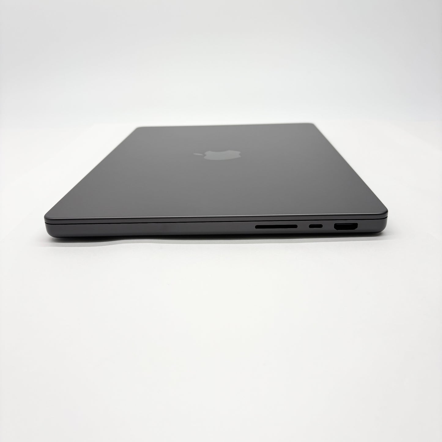 新品同様 美品 Nano-textureガラス仕様 MacBook Pro M5 14インチ10コア 32GB 1TB スペースブラック バッテリー最大容量100%【C6598-80】