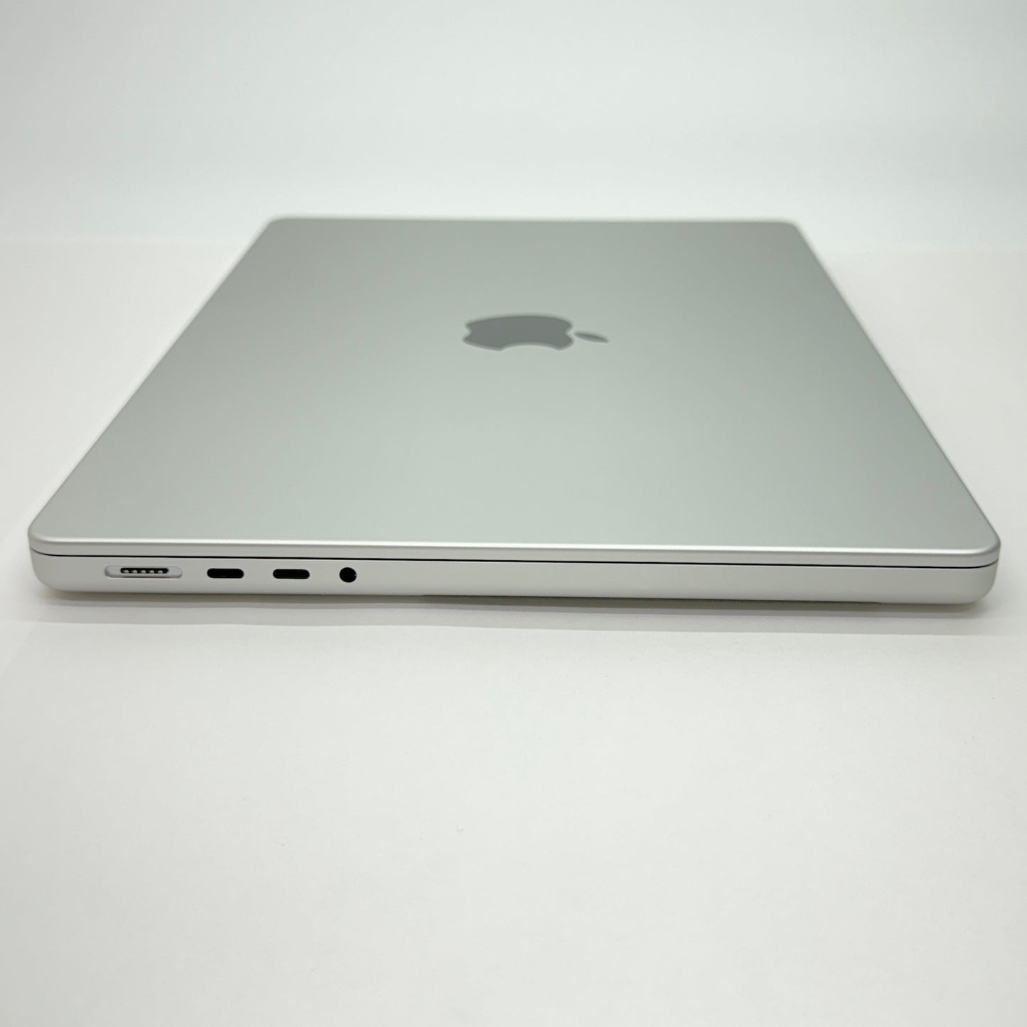 新品同様 美品 Apple MacBookPro 14インチ M5 10コアCPU 10コアGPU  24GB 1TB Nano-textureガラス搭載 シルバー 限定保証 有効期限：2026年10月27日【C5327-80】