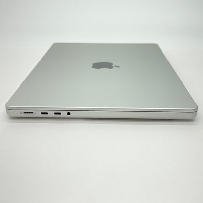 新品同様 美品 Apple MacBookPro 14インチ M5 10コアCPU 10コアGPU  24GB 1TB Nano-textureガラス搭載 シルバー 限定保証 有効期限：2026年10月27日【C5327-80】