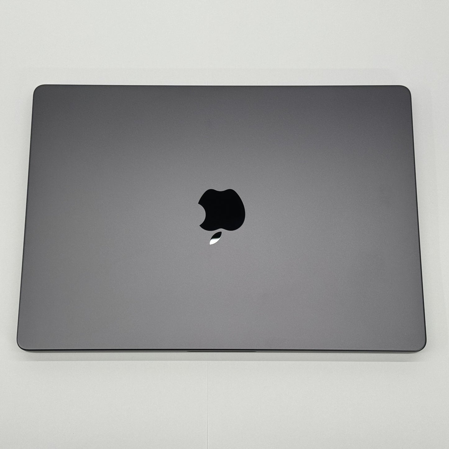 美品 Apple MacBook Pro 14インチ M5 16GB 1TB スペースブラック MDE14J/A バッテリー最大容量100%【C8230-80】