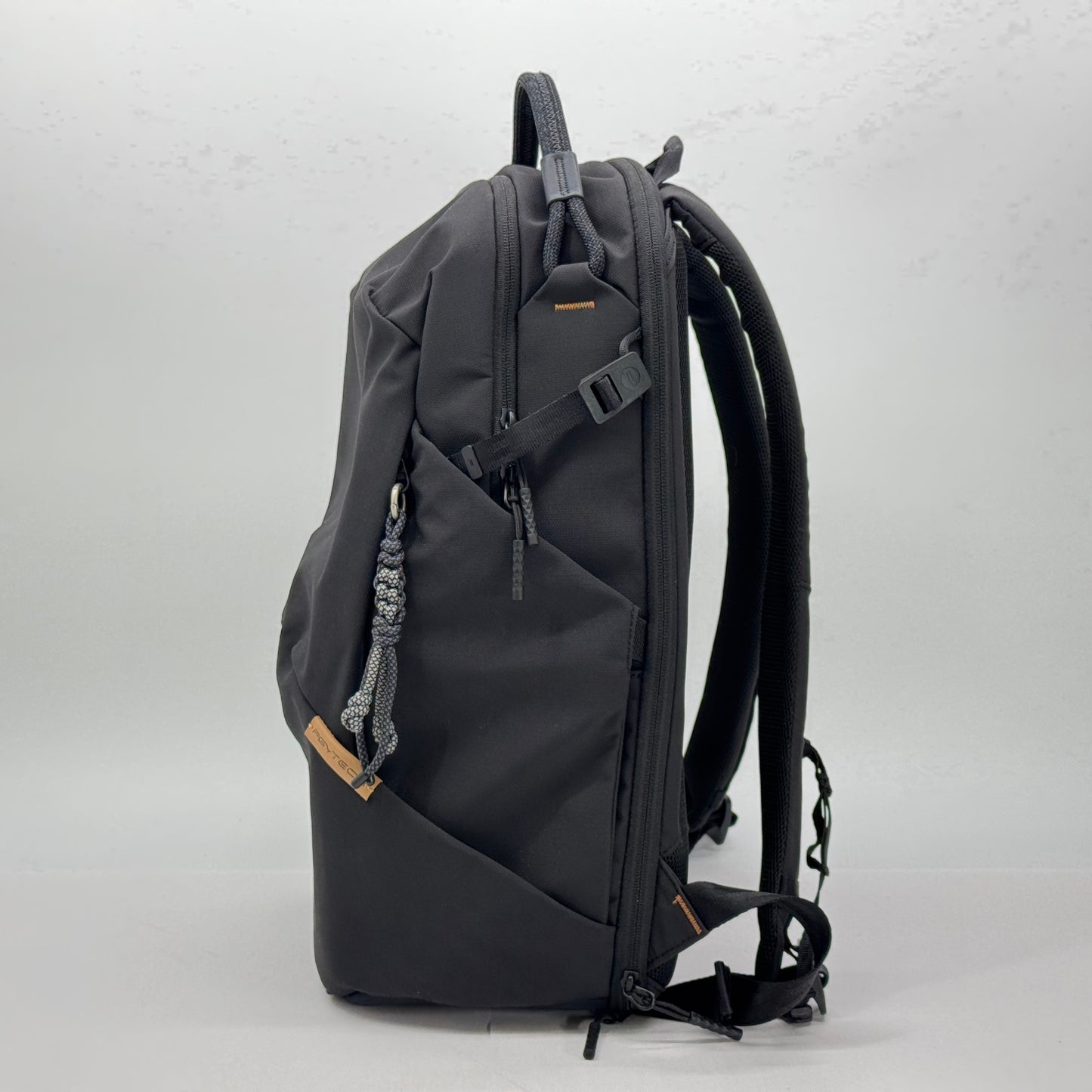 美品 OneGo Lite Backpack 22L (マットブラック) カメラバッグ 多機能バックパック【C7562】