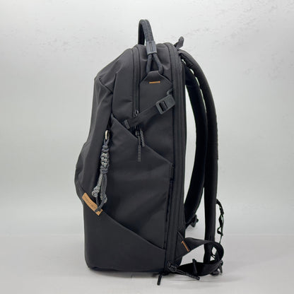 美品 OneGo Lite Backpack 22L (マットブラック) カメラバッグ 多機能バックパック【C7562】