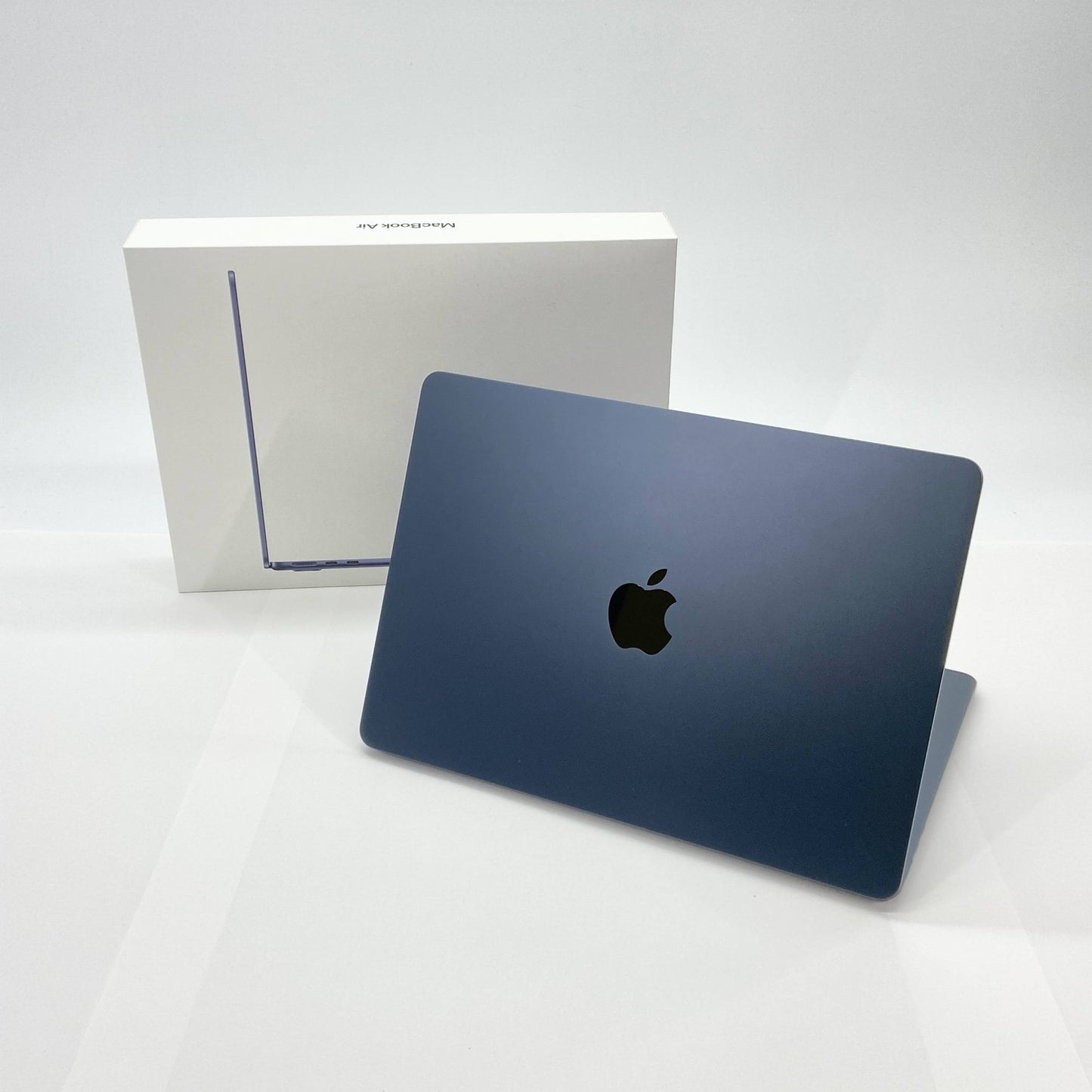 新品同様 美品 Apple MacBook Air  M4チップ 13インチ 16GB 512GB MW133J/A 充放電回数19回バッテリー最大容量100% 付属品完備【C5641-80】