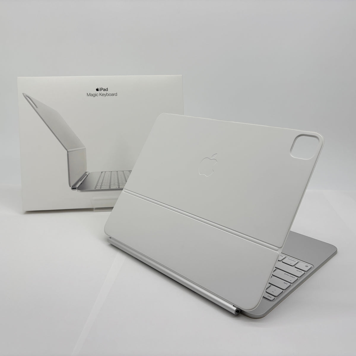 美品 Apple iPad Magic Keyboard 英語(US) ホワイト  iPad Pro 13インチ（M4/M5）対応 MWR43LL/A A2974 【C9271-80】
