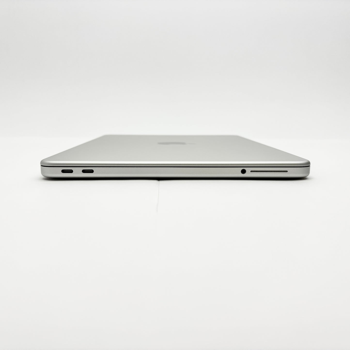 美品 新品同様 Apple MacBook Neo 13インチ Apple A18 Proチップ 6コア 8GB SSD 256GB シルバー MHFA4J/A バッテリー最大容量100%【C8700-80】