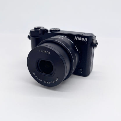 美品 Nikon 1 J5 標準パワーズームレンズキット ミラーレス一眼【C8172-60】