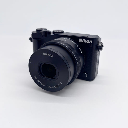 美品 Nikon 1 J5 標準パワーズームレンズキット ミラーレス一眼【C8172-60】