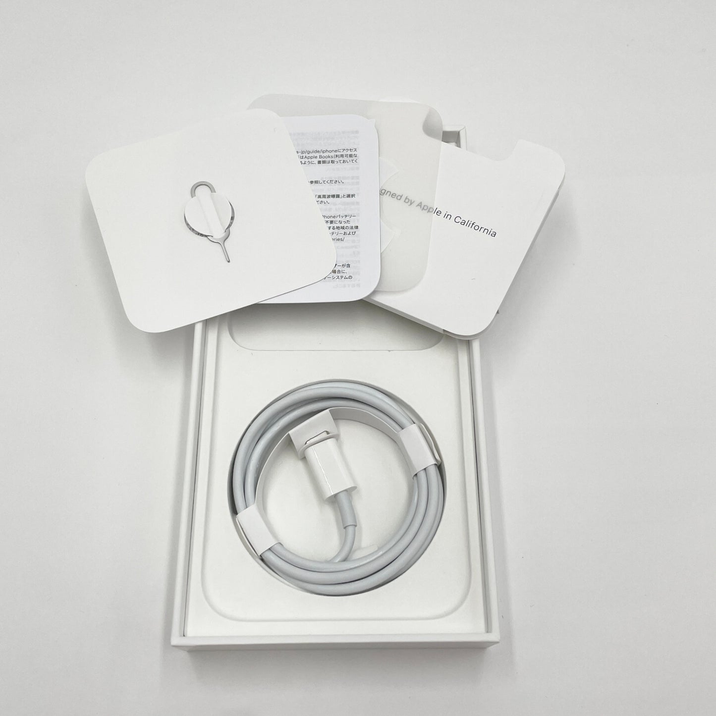 美品 Apple iPhone 14 256GB SIMフリー MPW33J/A スターライト バッテリー最大容量83%【C8381-C】
