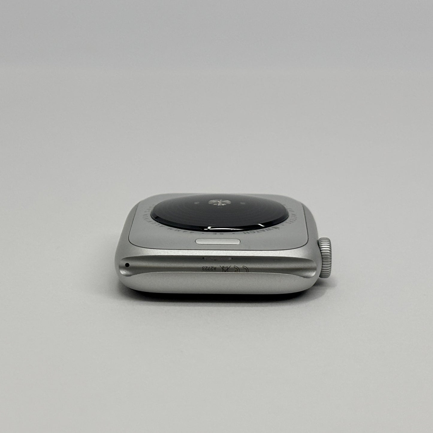 美品 Apple Watch SE 第2世代 GPS 44mm アルミニウム MA7X4J/A バッテリー最大容量100%【C8929-C】