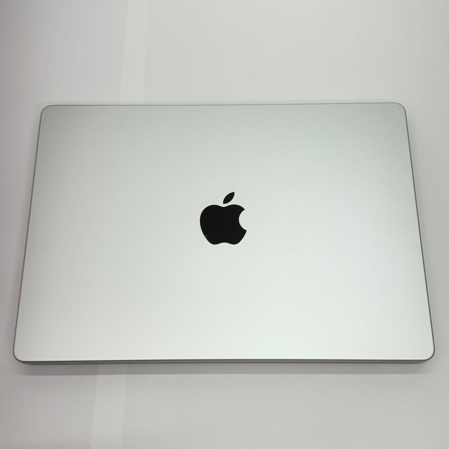 新品同様 美品 Apple MacBookPro 14インチ M5 10コアCPU 10コアGPU  24GB 1TB Nano-textureガラス搭載 シルバー 限定保証 有効期限：2026年10月27日【C5327-80】