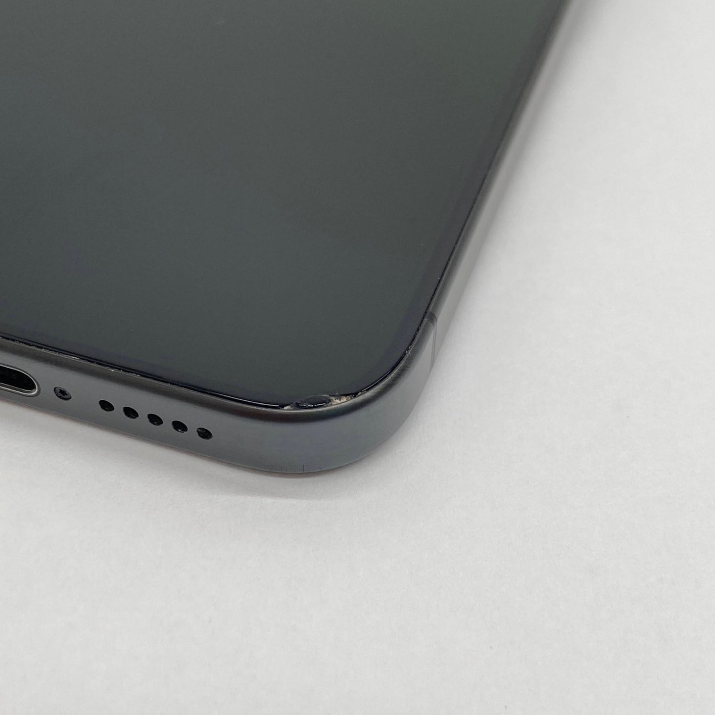 iPhone 15 Pro MTUC3J/A 256GB SIMフリー バッテリー最大容量84%  ブラックチタニウム 本体のみ【C7038-C】