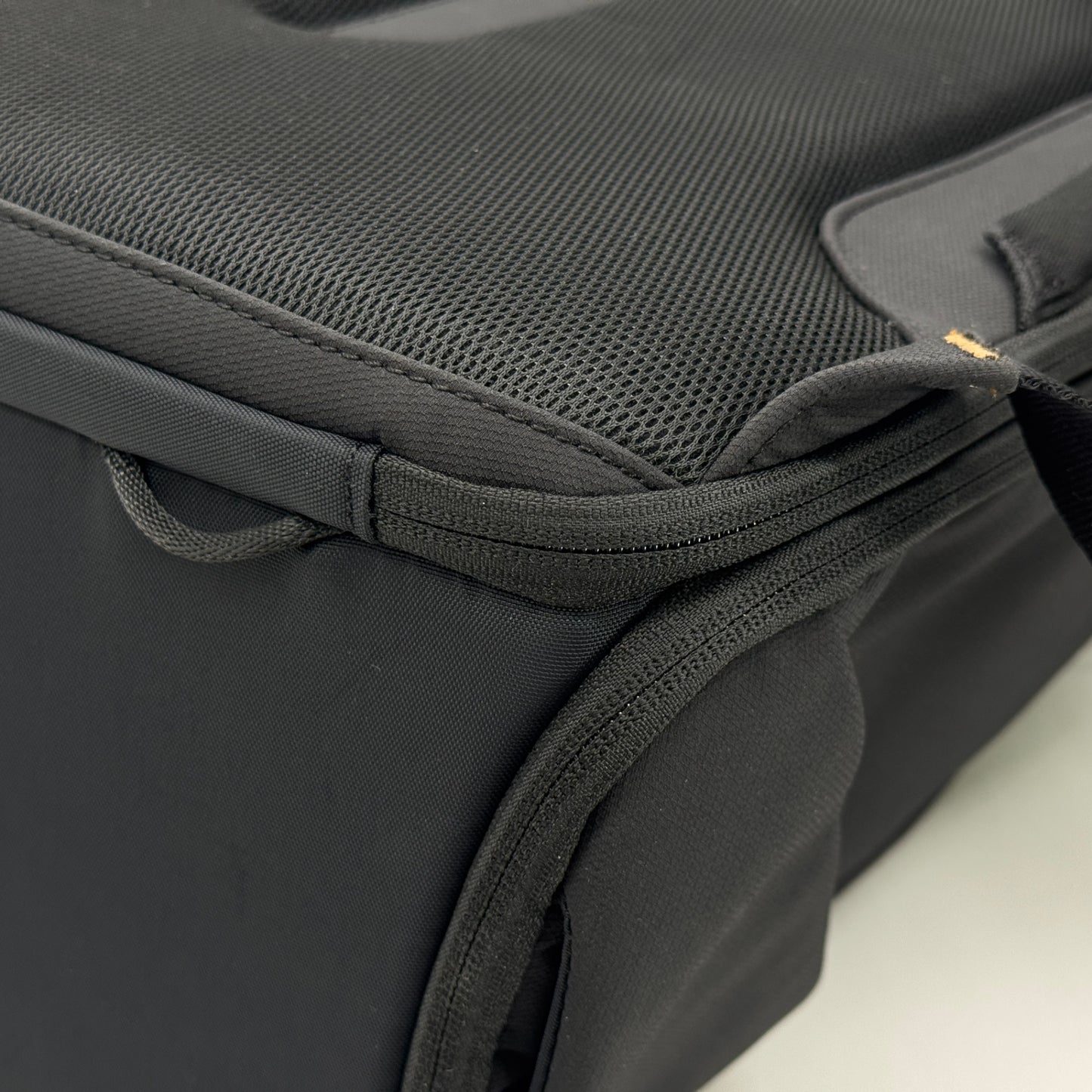 美品 OneGo Lite Backpack 22L (マットブラック) カメラバッグ 多機能バックパック【C7562】