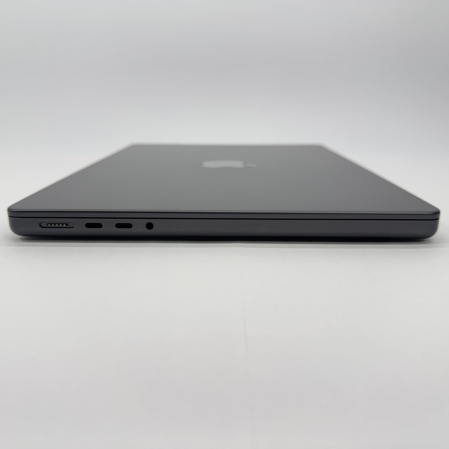 美品 Apple MacBook Pro 14インチ M5 16GB 1TB スペースブラック MDE14J/A バッテリー最大容量100%【C8230-80】