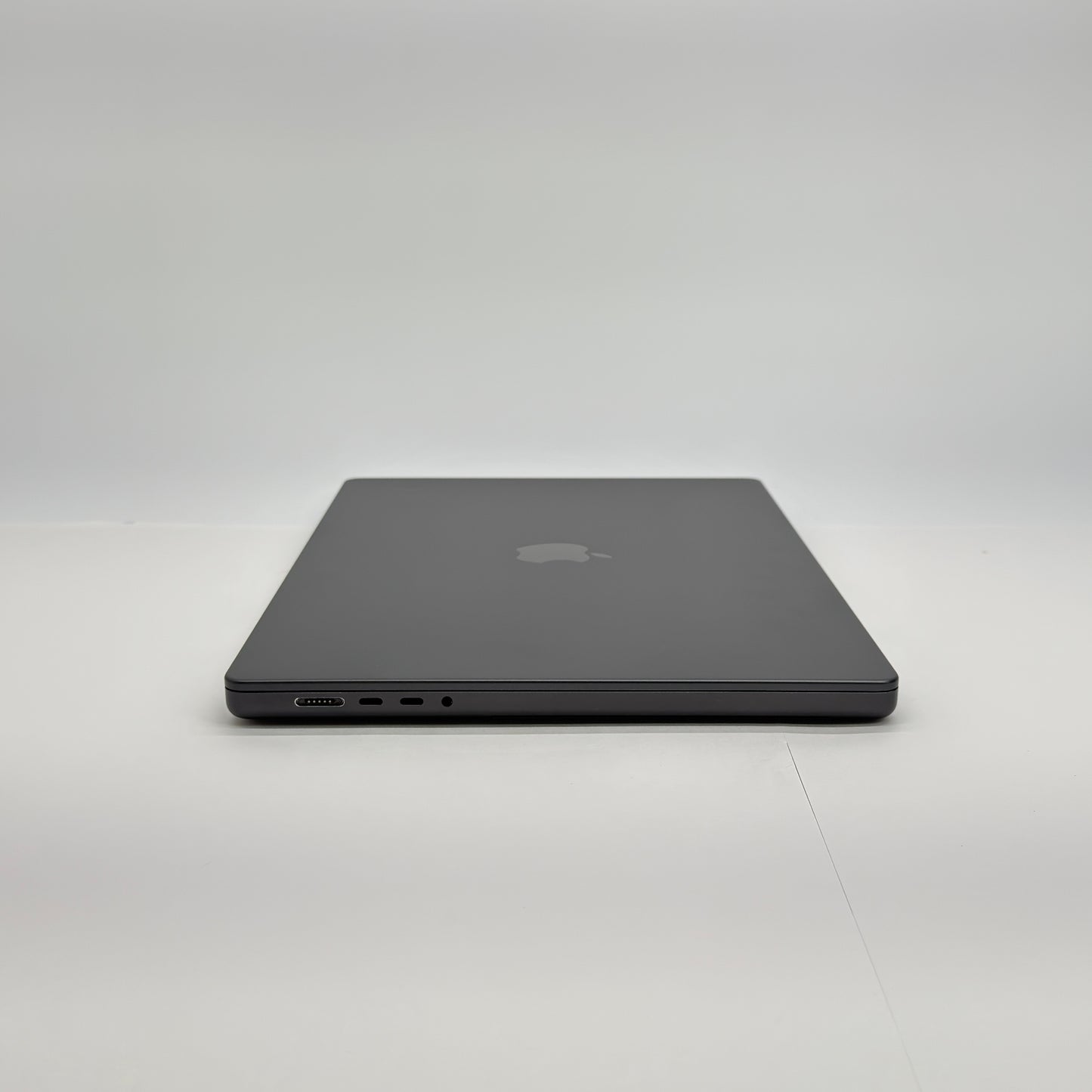 MacBook Pro Liquid Retina XDR 16インチ (Late 2023) Apple M3 Pro 12コア/18GB/SSD 512GB スペースブラック MRW13J/A バッテリー最大容量92%【C7434-100】
