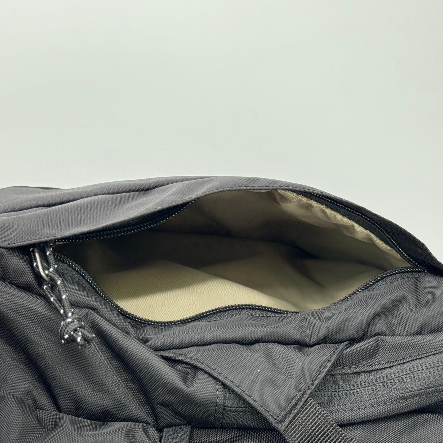美品 Columbia コロンビア パナシーア 33L バックパック - 通勤・通学から旅行まで使える軽量・大容量の万能リュック【C8026】